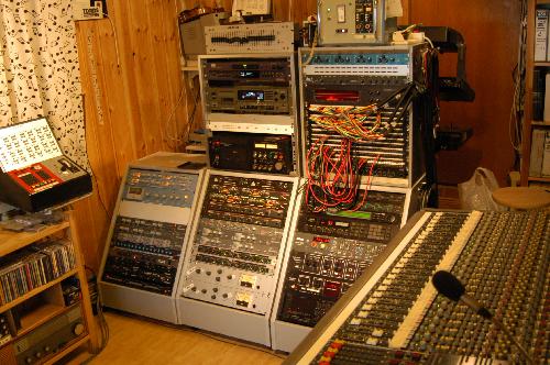 Vy �ver mixerbord och FXrackar